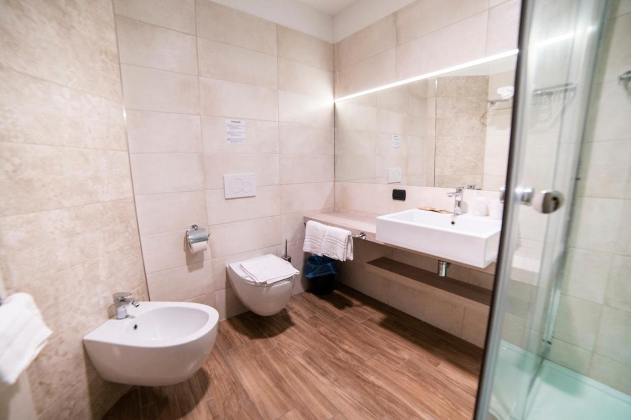 Hotel Continental Сан-Бенедетто-дель-Тронто Екстер'єр фото